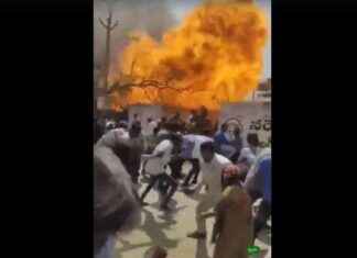 1. तेलंगाना के करीमनगर में सिलेंडर ब्लास्ट
2. करीमनगर में आग बुझाने की कोशिश
3. तेलंगाना में आग लगने की घटना
4. सिलेंडर विस्फोट से उत्पन्न आग
5. तेलंगाना की सुरक्षा बढ़ाने की जरूरत
6. करीमनगर जिले में दहेज़ी सिलेंडर ब्लास्ट
7. आग बुझाने का प्रयास करना
8. तेलंगाना में आग से नुकसान
9. सिलेंडर सुरक्षा के महत्व
10. करीमनगर जिले की सुरक्षा में सुधार 1-2-3-4-5-6-7-8-9-10