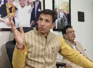 कॉंग्रेस नेता द्वारा आर्थिक घोटाला आरोपित: आदमी को 38 बार काटा गया 38