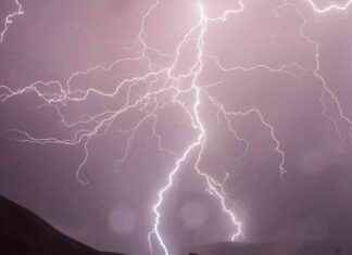 झारखंड में सीआरपीएफ अधिकारी की मौत, एक और घायल